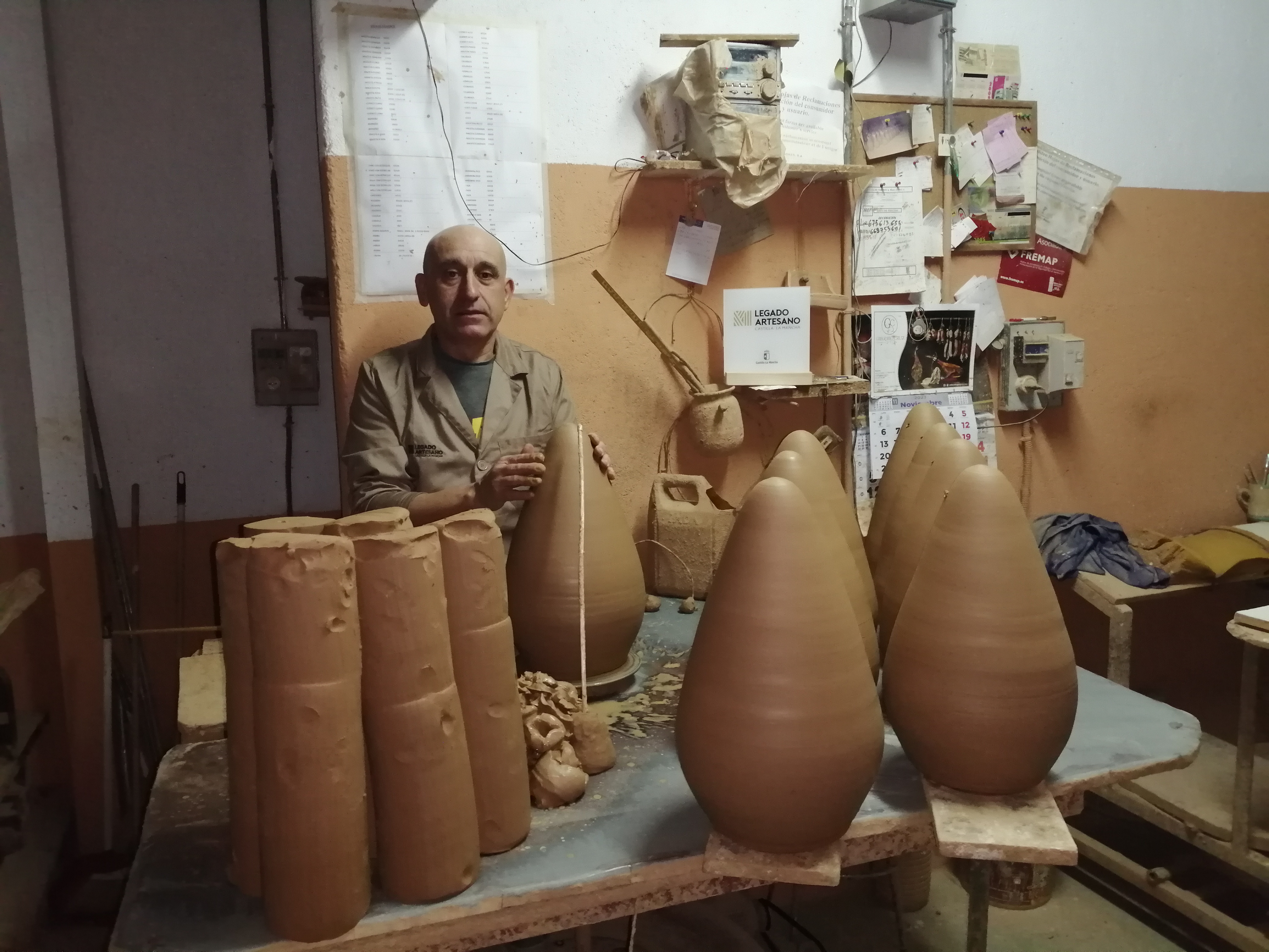 alfarero artesano felipe zabala avila en su taller de Puente del Arzobispo, Toledo